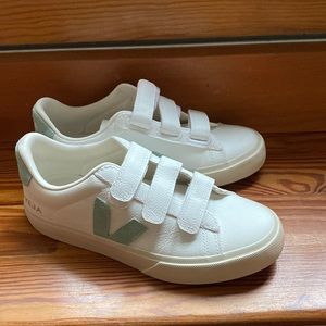 Vejas with Velcro. Size 39. Worn for two hours after purchasing at Vejas store.